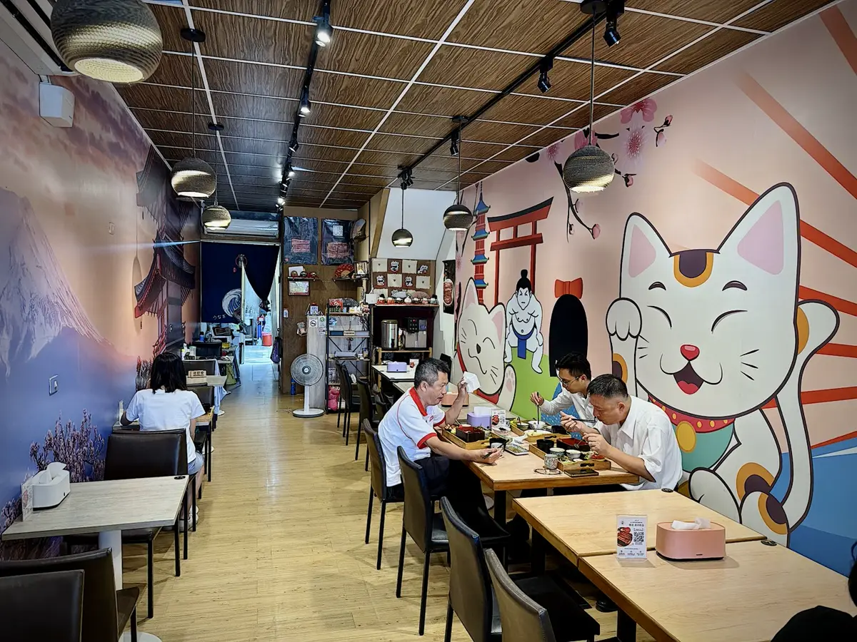 宝鰻民權店 店內日式木質座位
