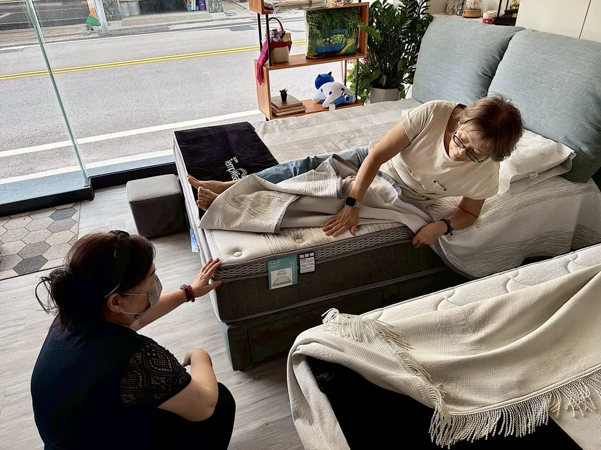 店員介紹冰晶紗床墊外部支撐