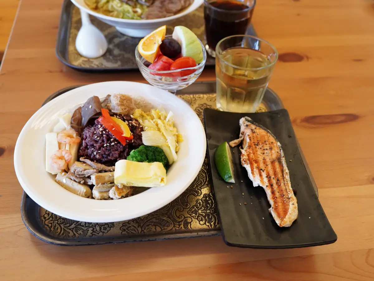 香煎鮭魚＋松阪豬＋剝皮辣椒水餃＋牛肉麵｜邢爺爺料理廚房