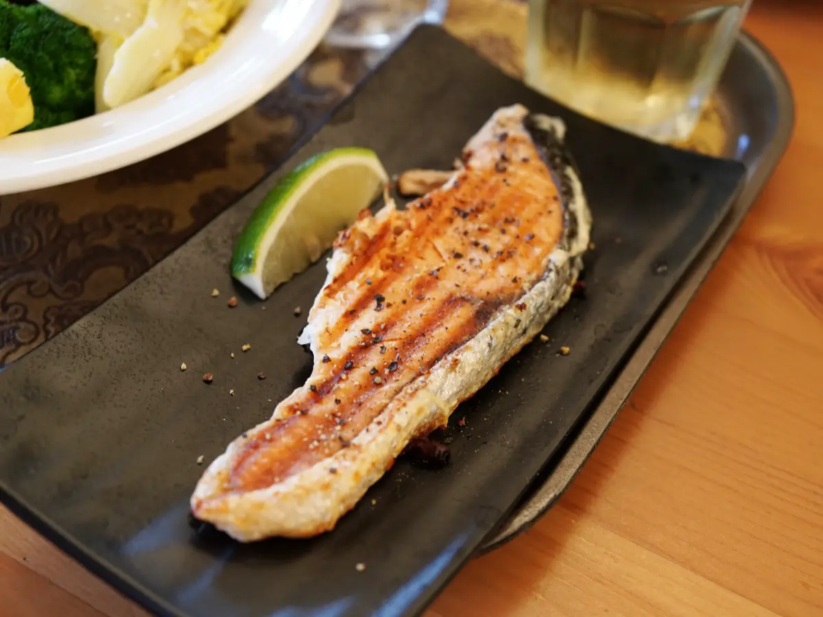 香煎鮭魚＋松阪豬＋剝皮辣椒水餃＋牛肉麵｜邢爺爺料理廚房
