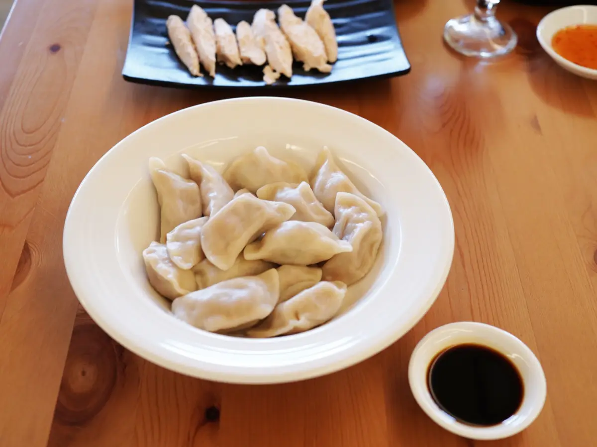 香煎鮭魚＋松阪豬＋剝皮辣椒水餃＋牛肉麵｜邢爺爺料理廚房