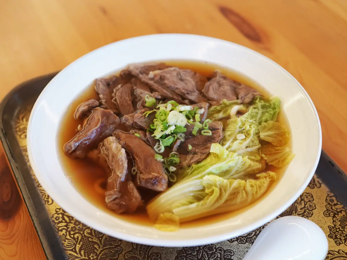 香煎鮭魚＋松阪豬＋剝皮辣椒水餃＋牛肉麵｜邢爺爺料理廚房
