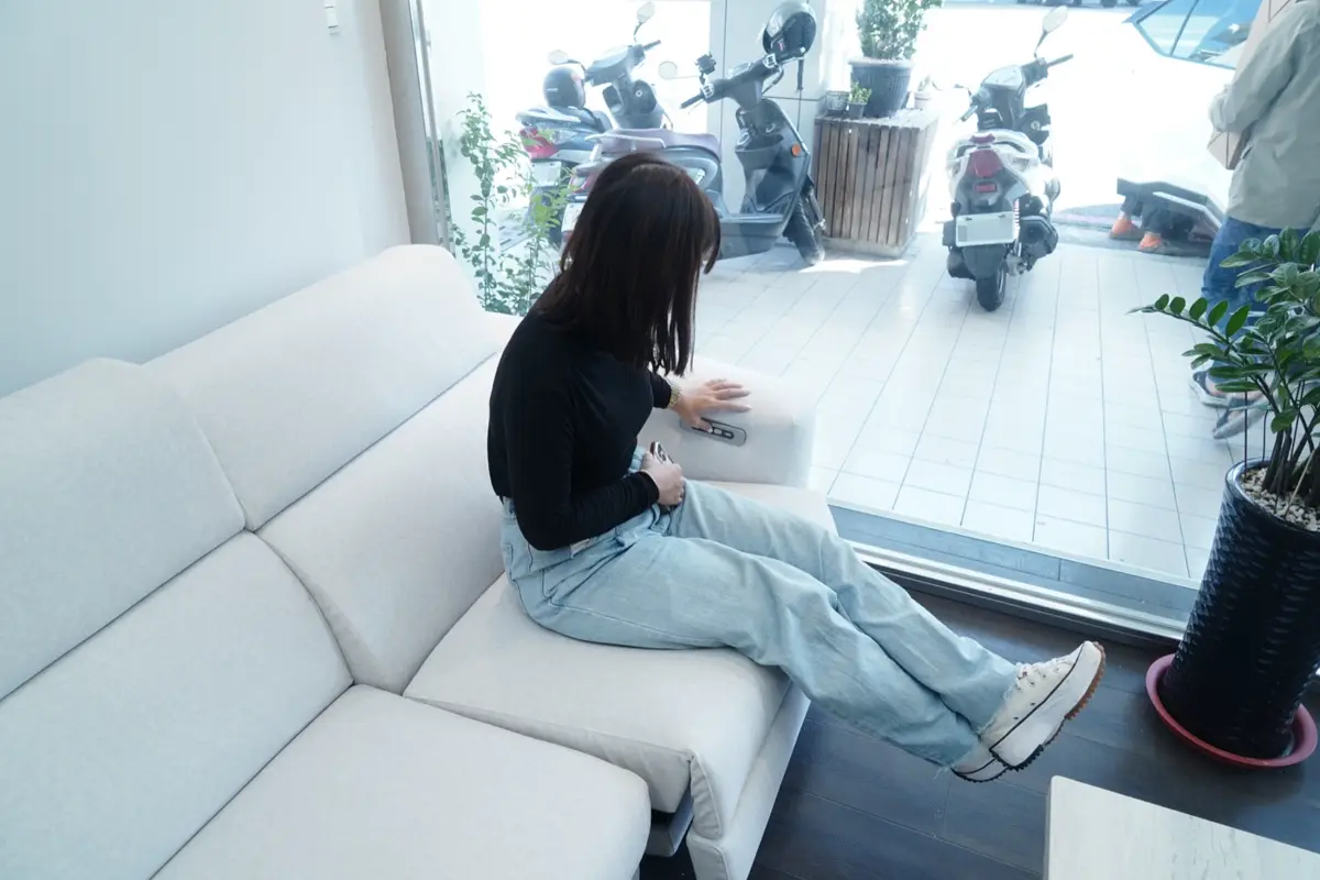 貓抓布抗污,醬油實測|坐又銘手工沙發