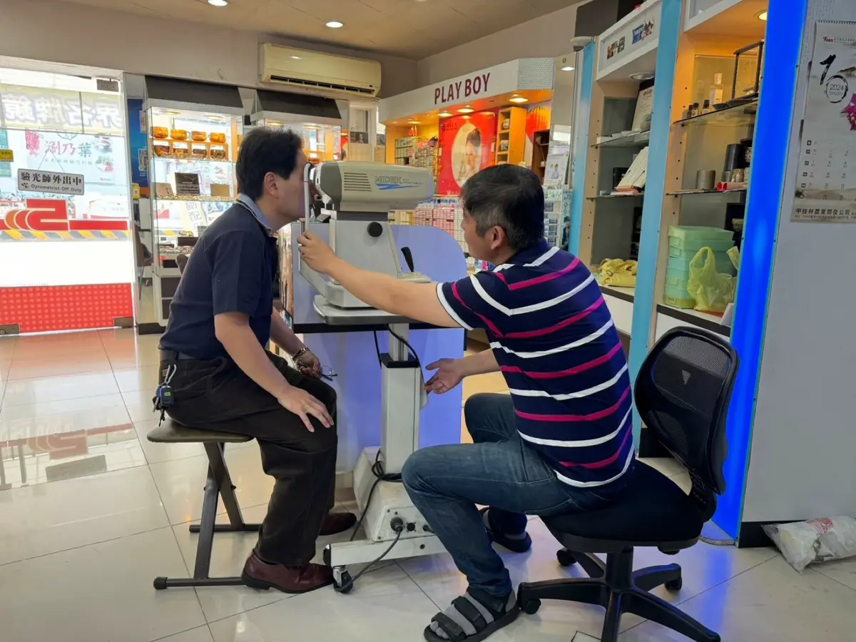 台南伍佰眼鏡臨安店 多焦變色眼鏡