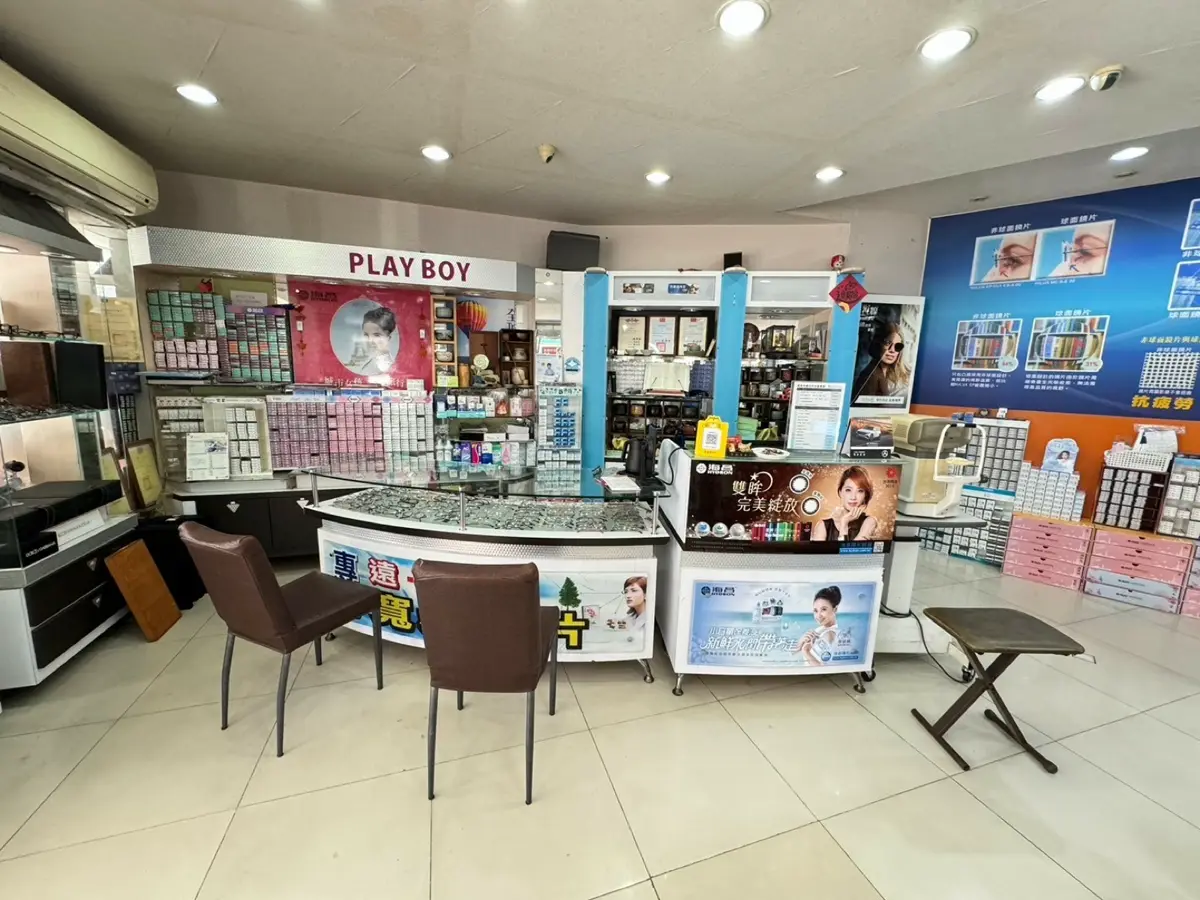 台南伍佰眼鏡臨安店 多焦變色眼鏡