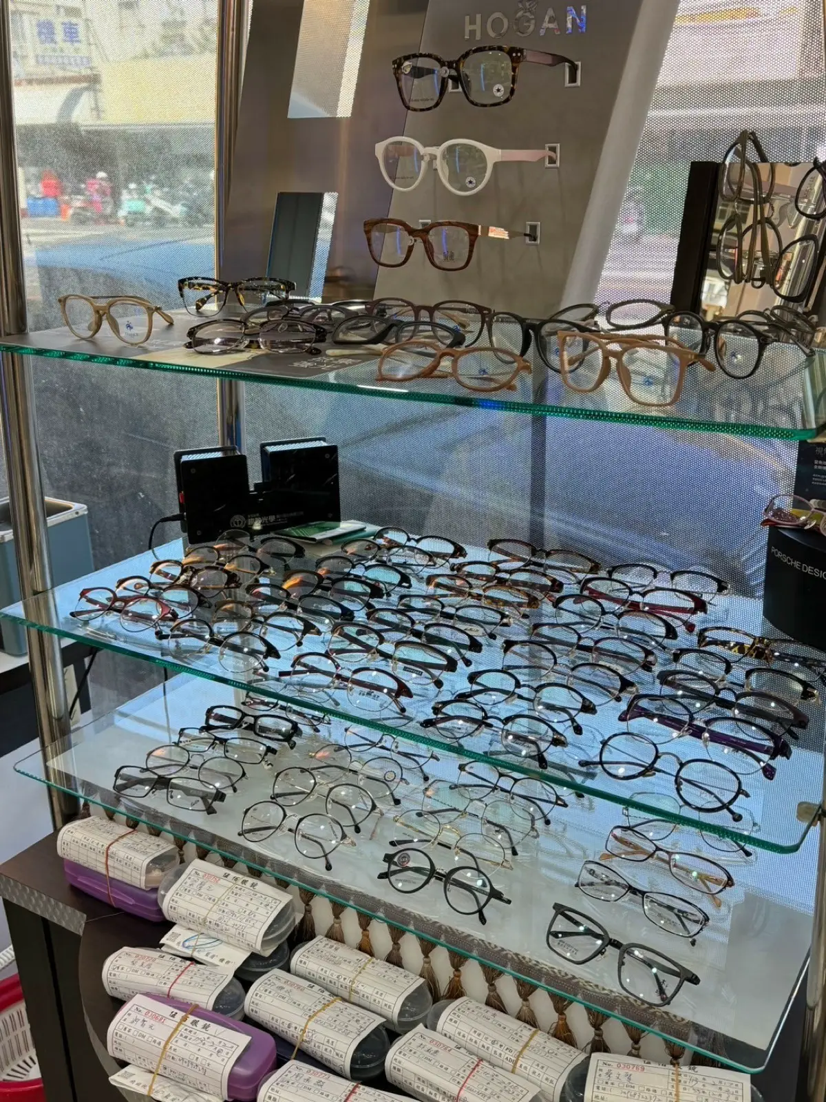 台南伍佰眼鏡臨安店 多焦變色眼鏡