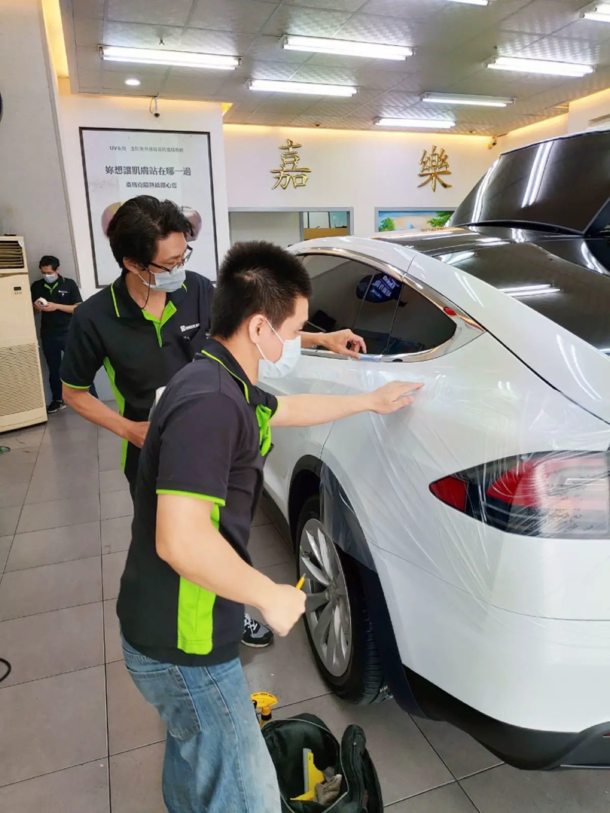 高雄嘉樂汽車隔熱紙 南亞冰酷特斯拉