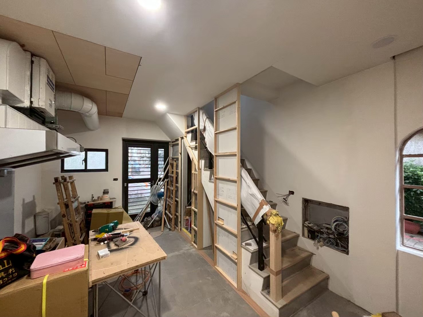 樓梯木格柵骨架與後場施工全景