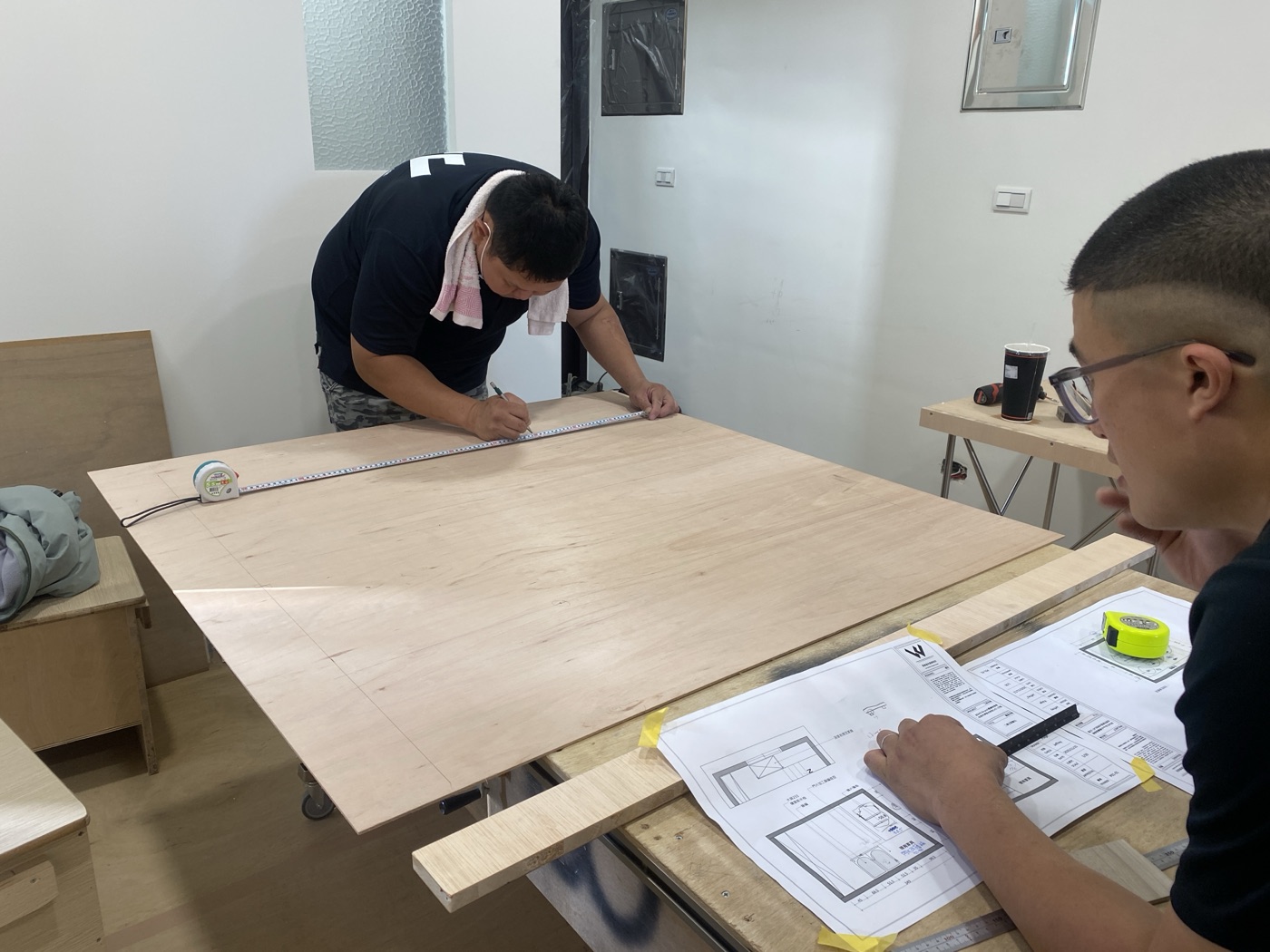木間製作所師傅看施工圖裁切夾板