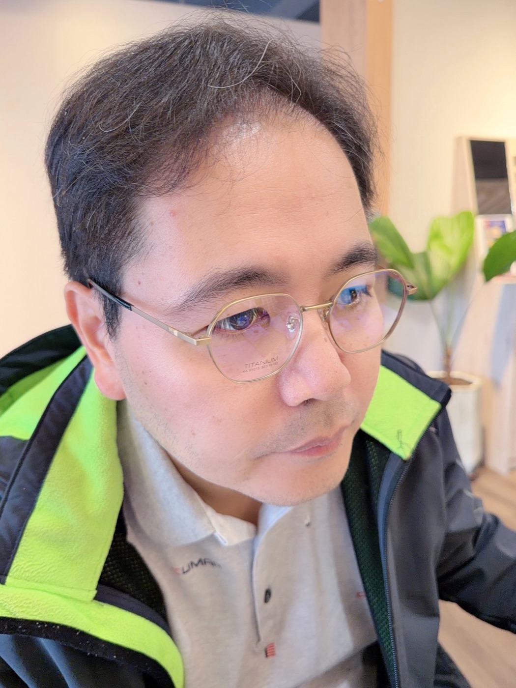 近視+老花+墨鏡三副換著戴?台南伍佰眼鏡的多焦變色鏡片一副搞定