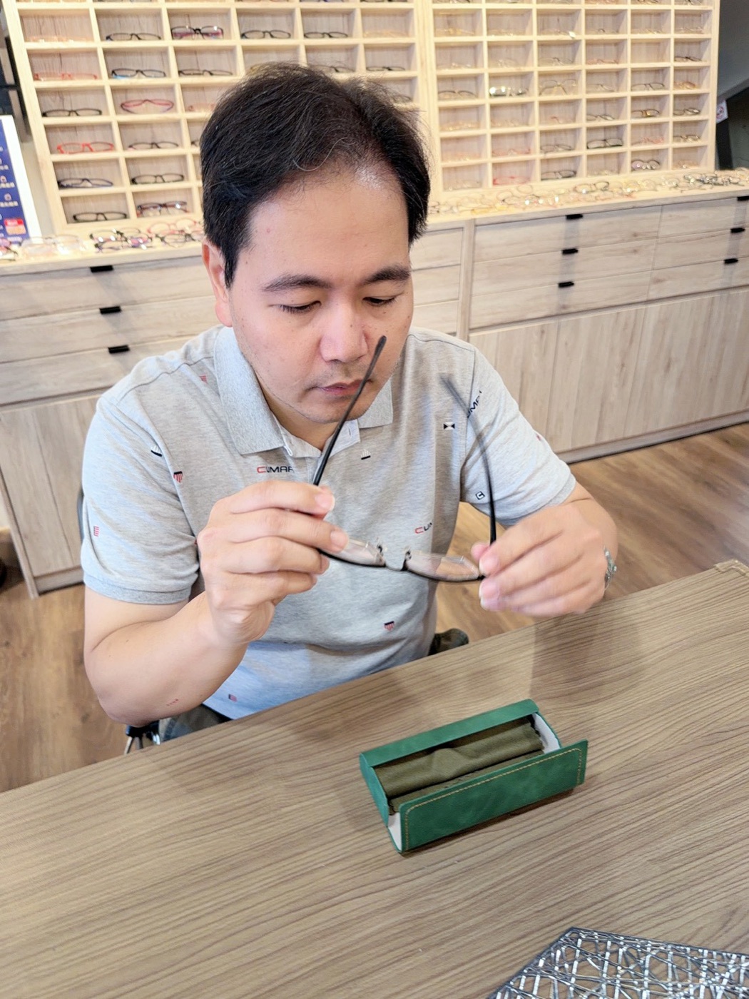 近視+老花+墨鏡三副換著戴?台南伍佰眼鏡的多焦變色鏡片一副搞定