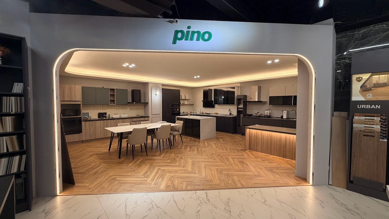 門市展間木地板實際鋪設樣貌與廚具搭配