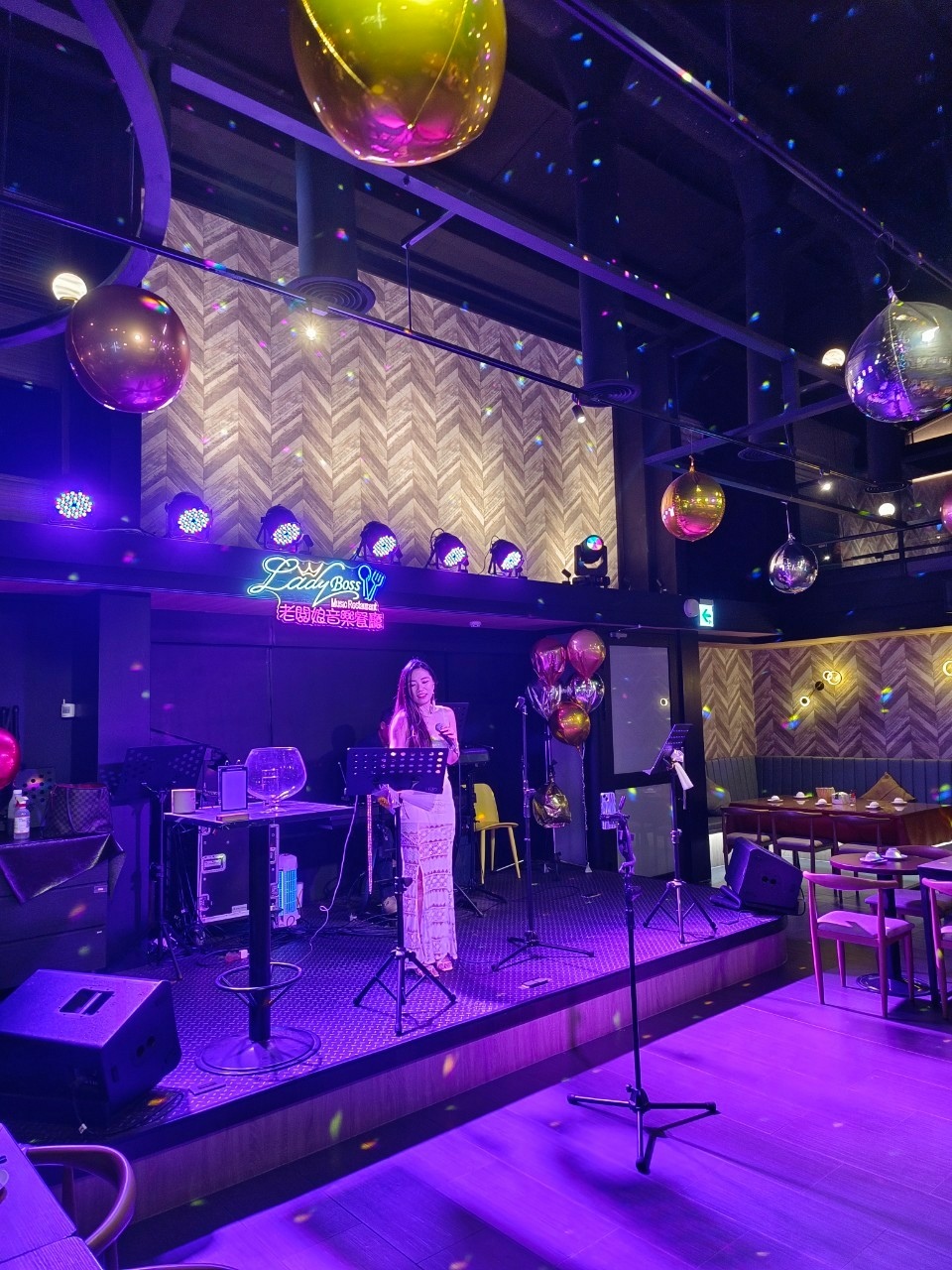 台南Lady Boss老闆娘音樂餐廳-生日粉紅party,氣氛好,有駐唱歌手3.jpg 台南Lady Boss老闆娘音樂餐廳-生日粉紅party,氣氛好,有駐唱歌手3.jpg