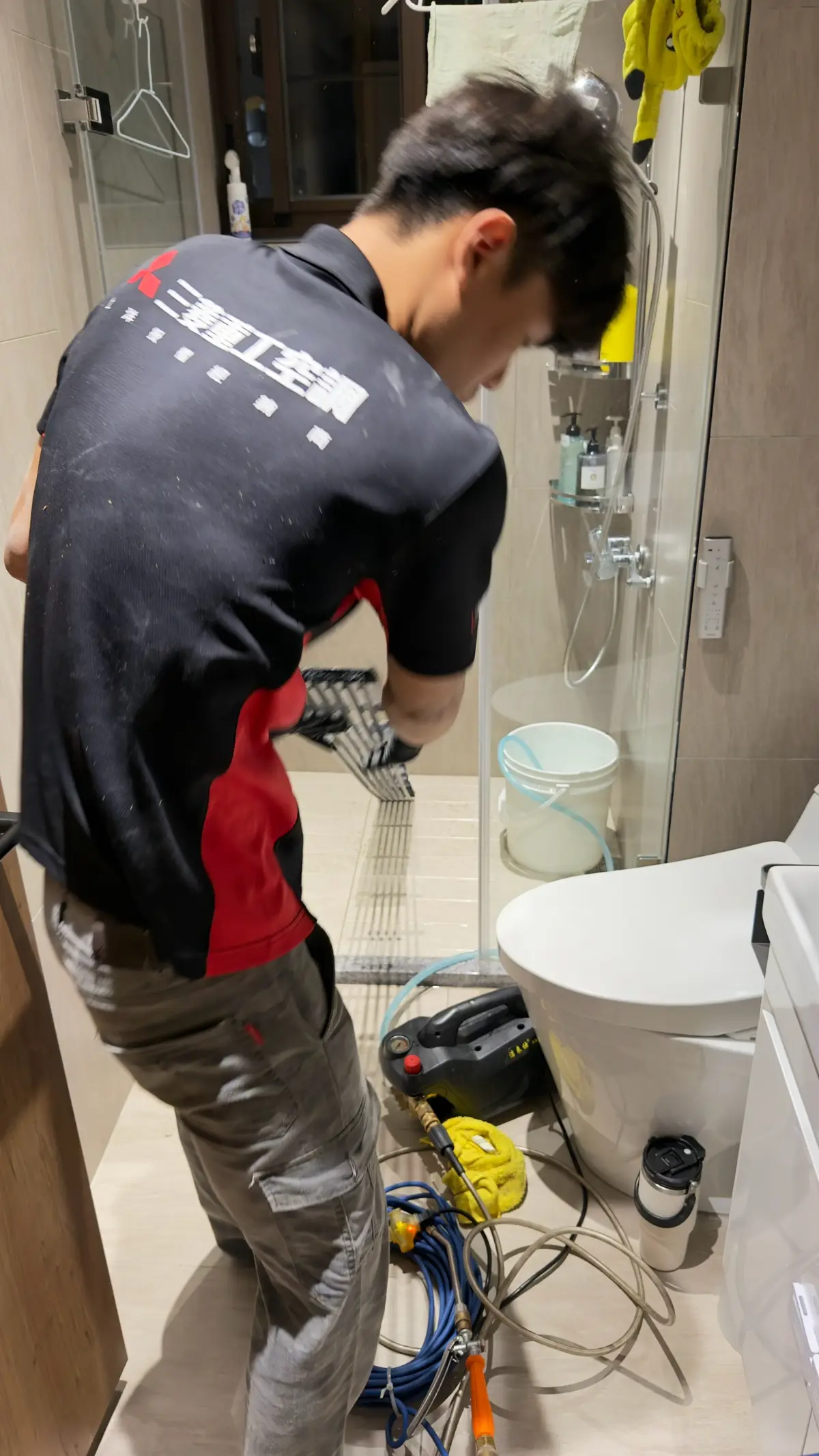 師傅在浴室用高壓清洗機清洗冷氣零件 彰化冷氣清洗