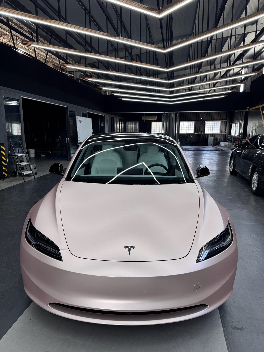 嘉義汽車包膜｜特斯拉Model 3改色，小灰變身緞面粉紅