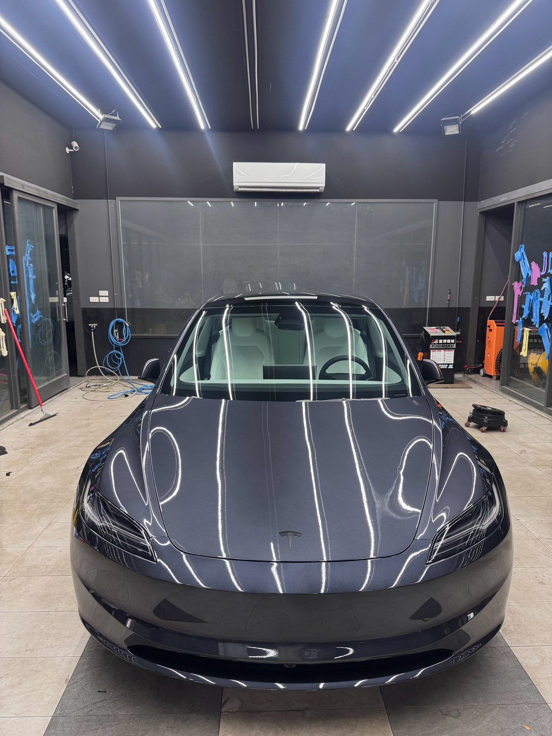 改色前灰色特斯拉Model 3停在無塵室