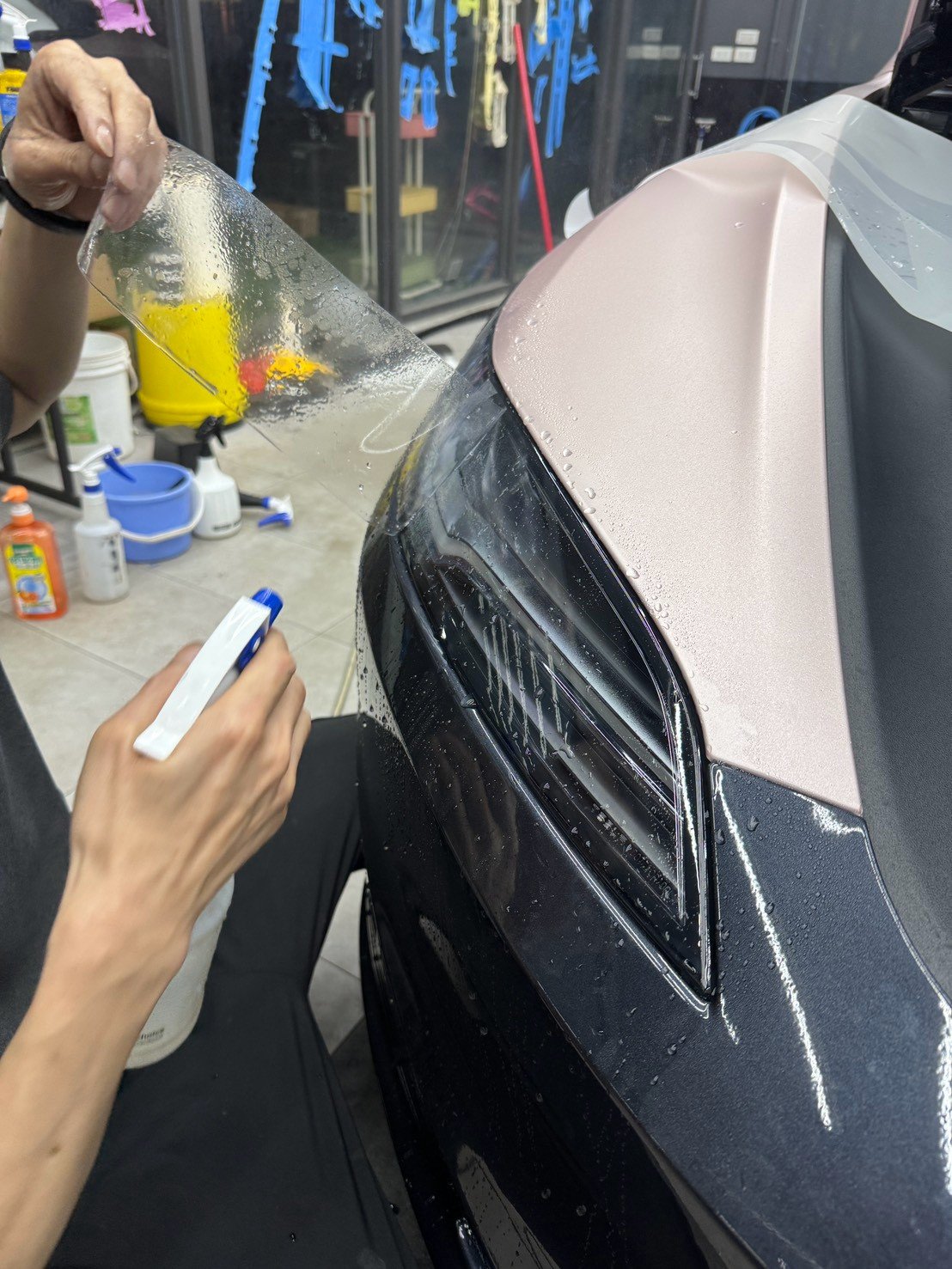 師傅施作老闆招待的燈膜
