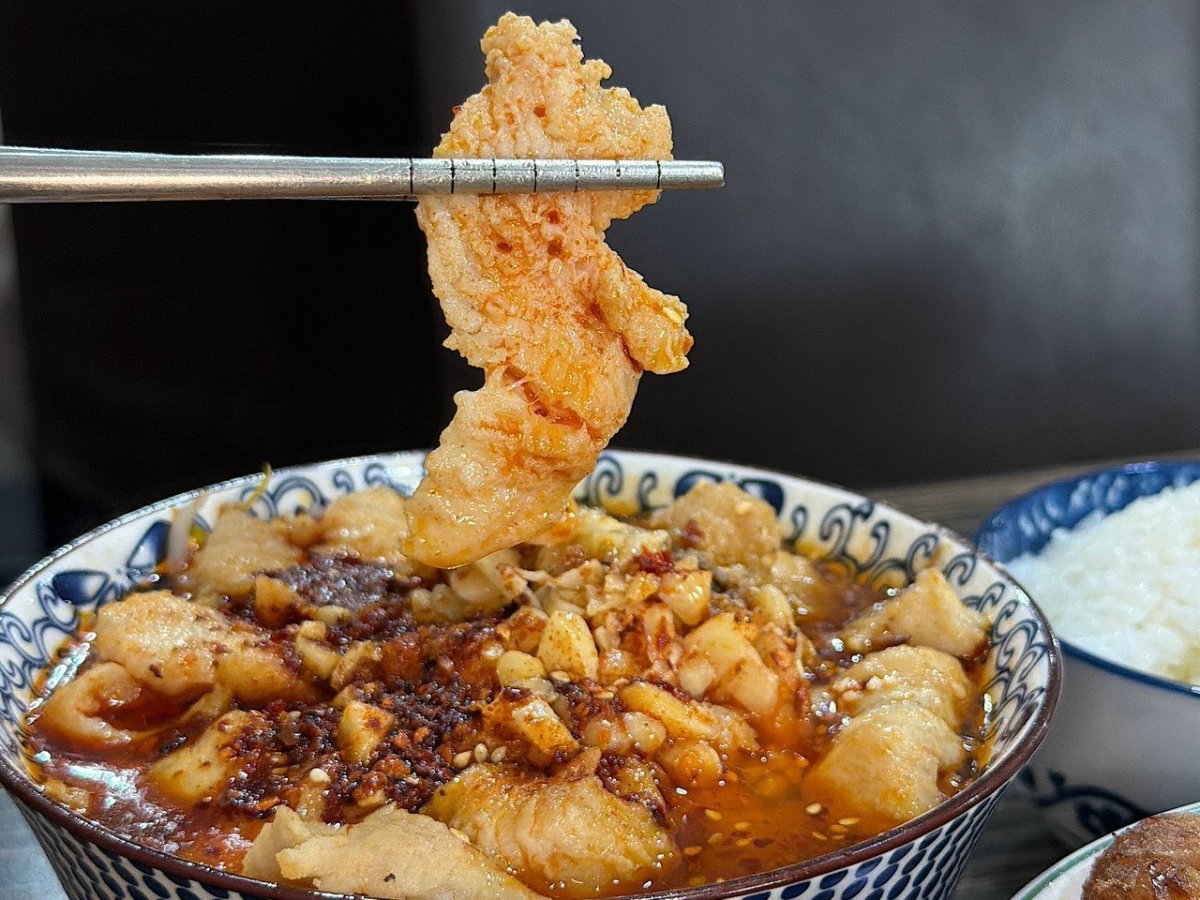 水煮魚夾起酥炸魚片特寫