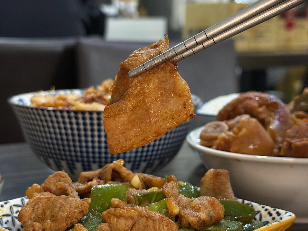 青椒回鍋肉夾起五花肉片特寫