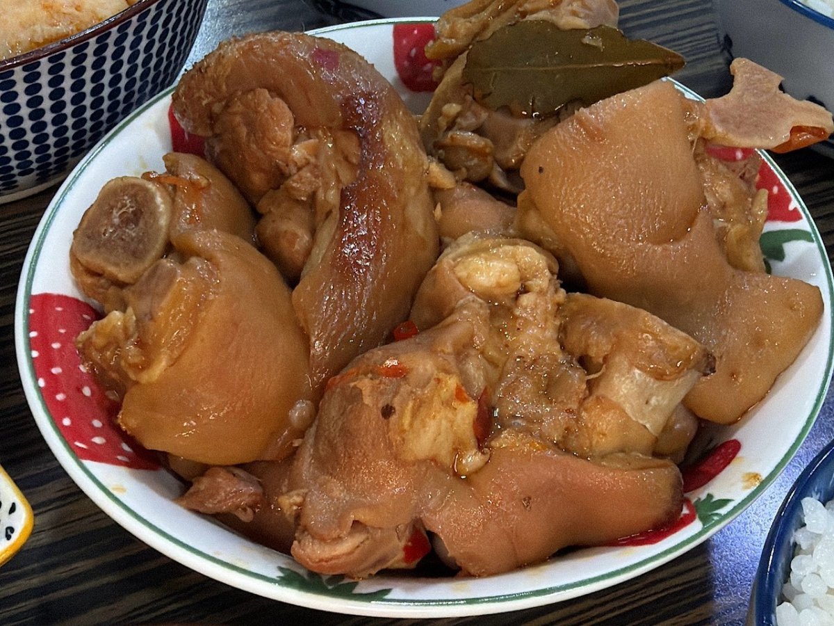 辣嬌程癮紅燒豬腳溫體豬帶皮月桂葉