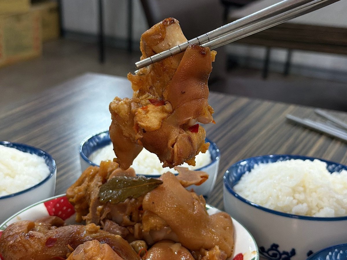 紅燒豬腳夾起帶蹄豬腳特寫