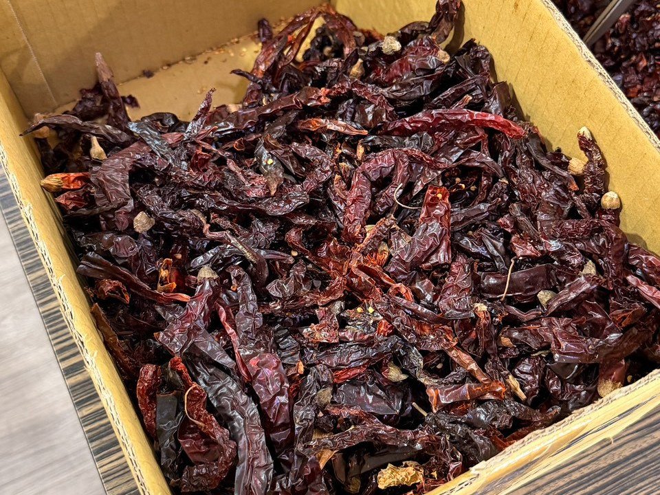 辣嬌程癮店內整箱乾辣椒與花椒