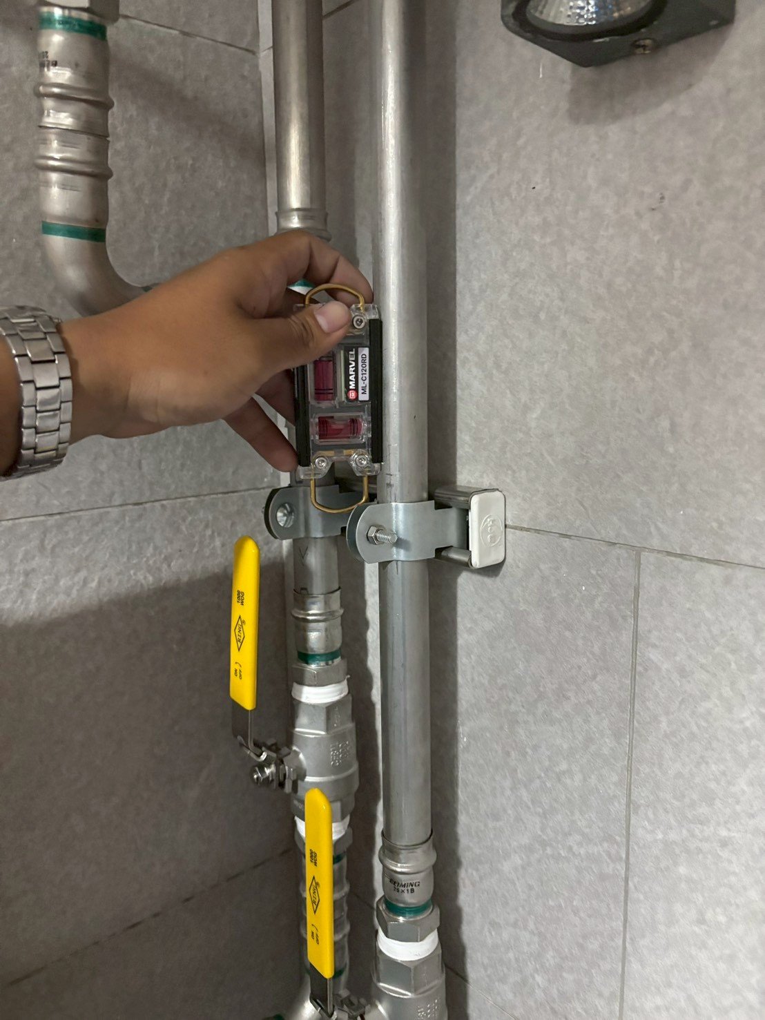 水平儀貼在直管上確認垂直