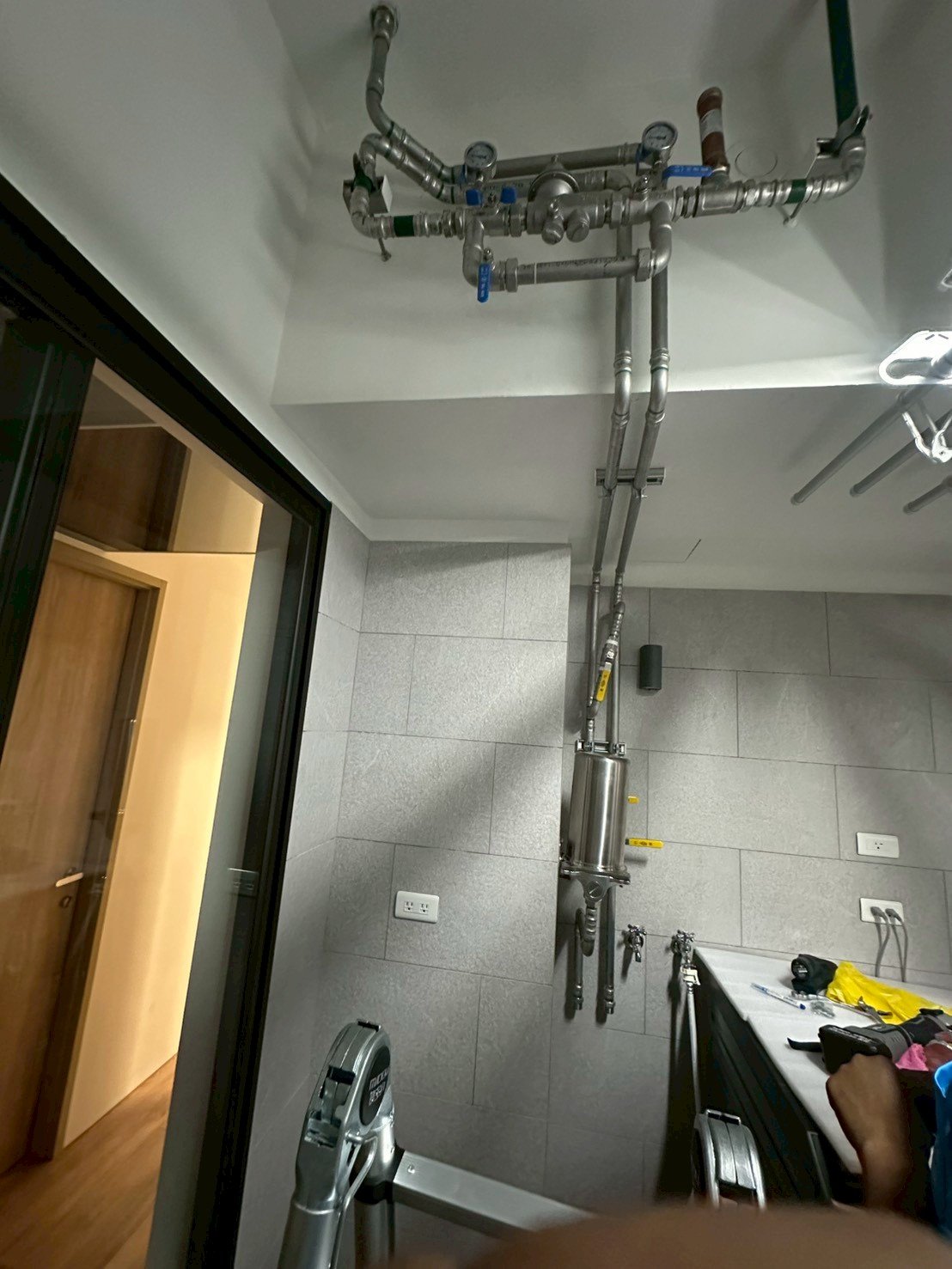不鏽鋼前置過濾器安裝在陽台牆面
