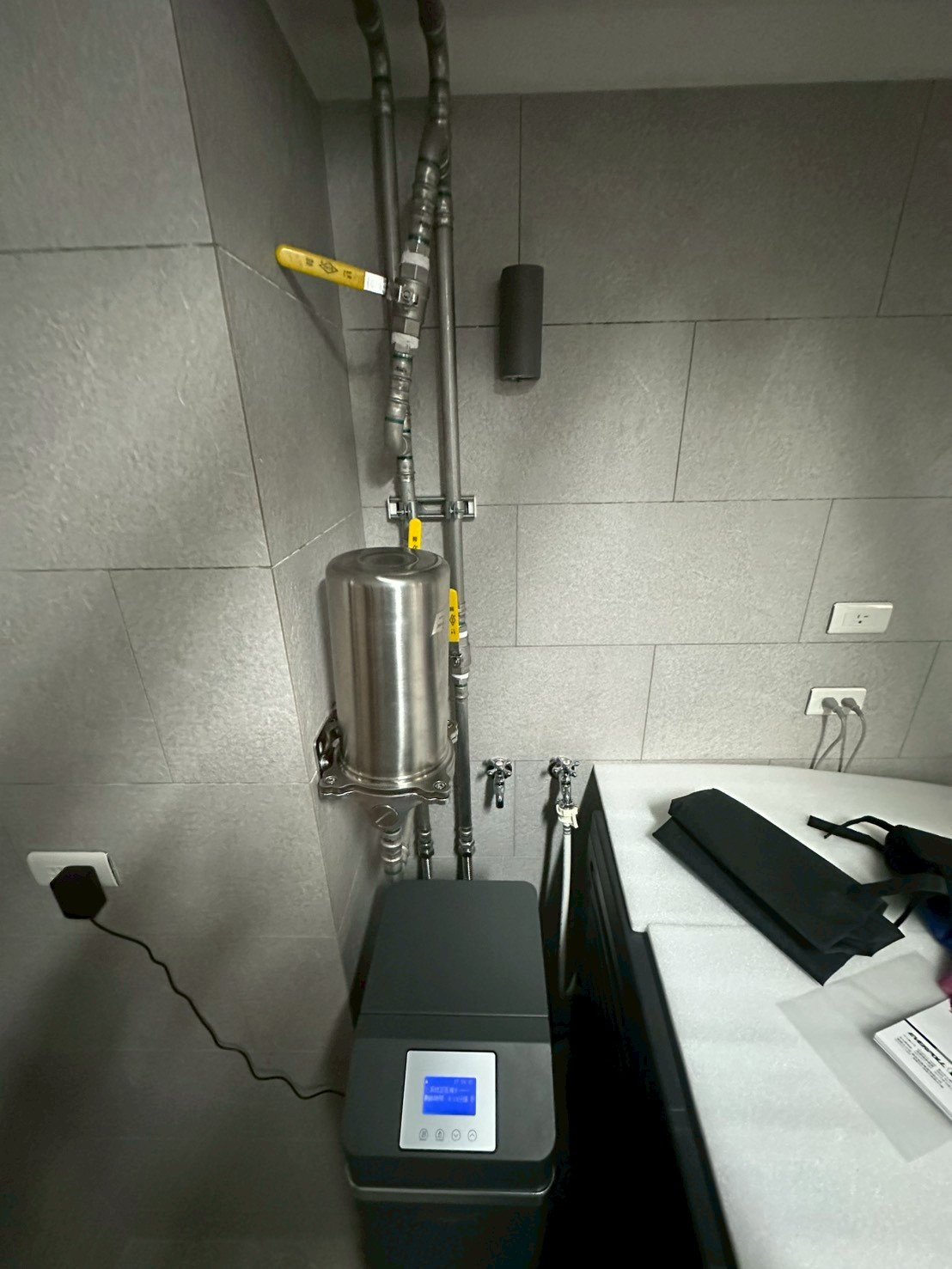 前置過濾器與軟水機面板近拍