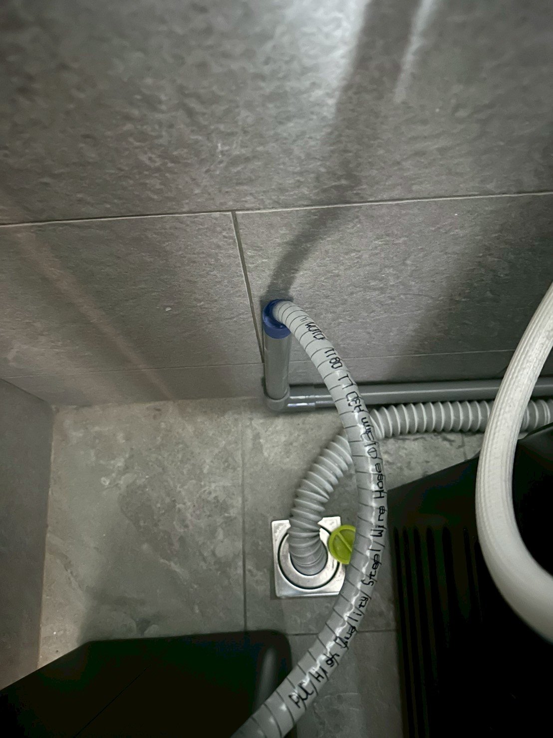 軟水機排水管順著牆角接進地排
