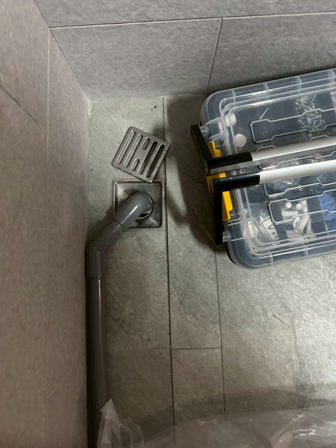 灰色排水管用彎頭接入地面排水孔