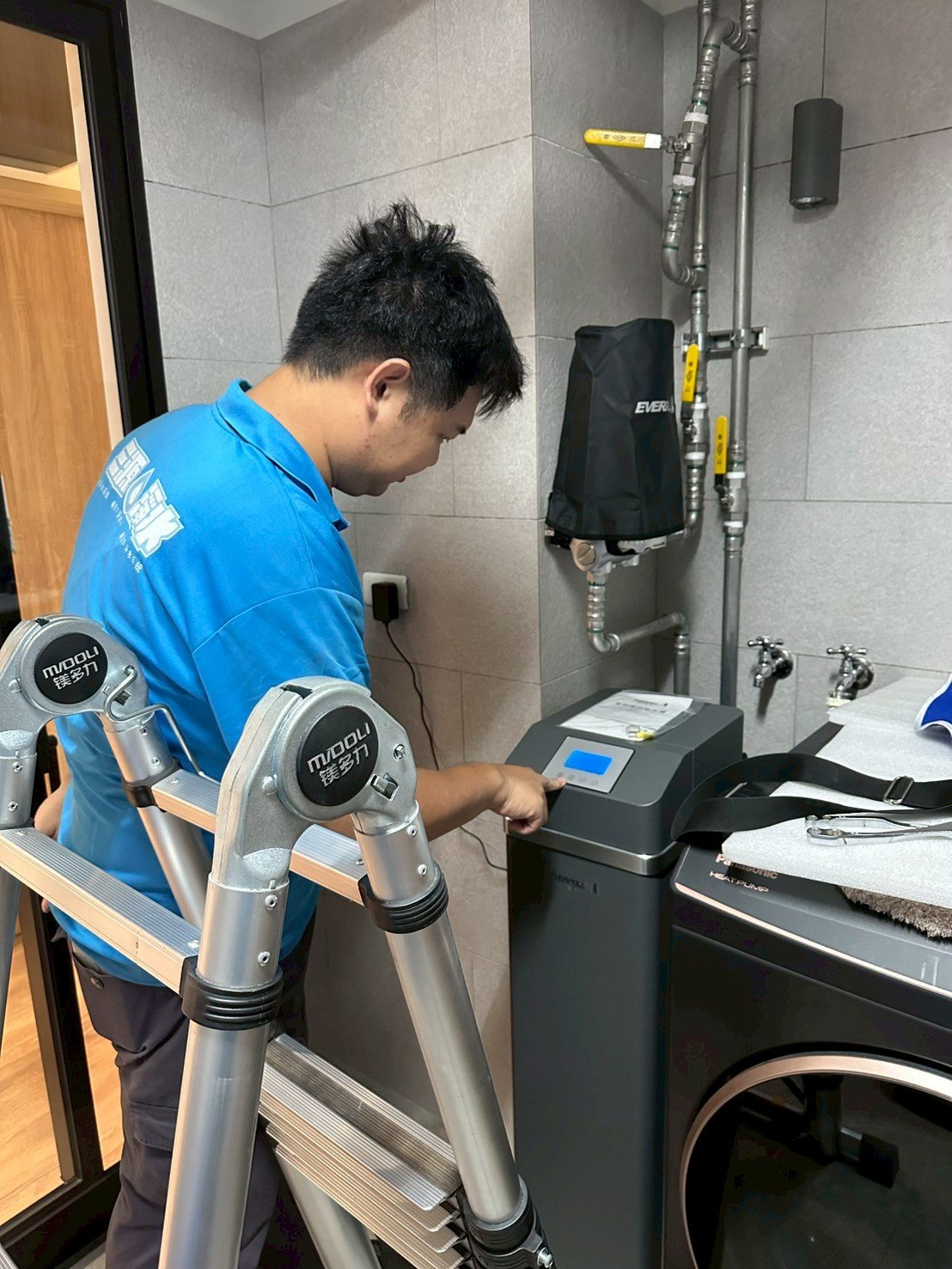 師傅操作軟水機面板進行設定