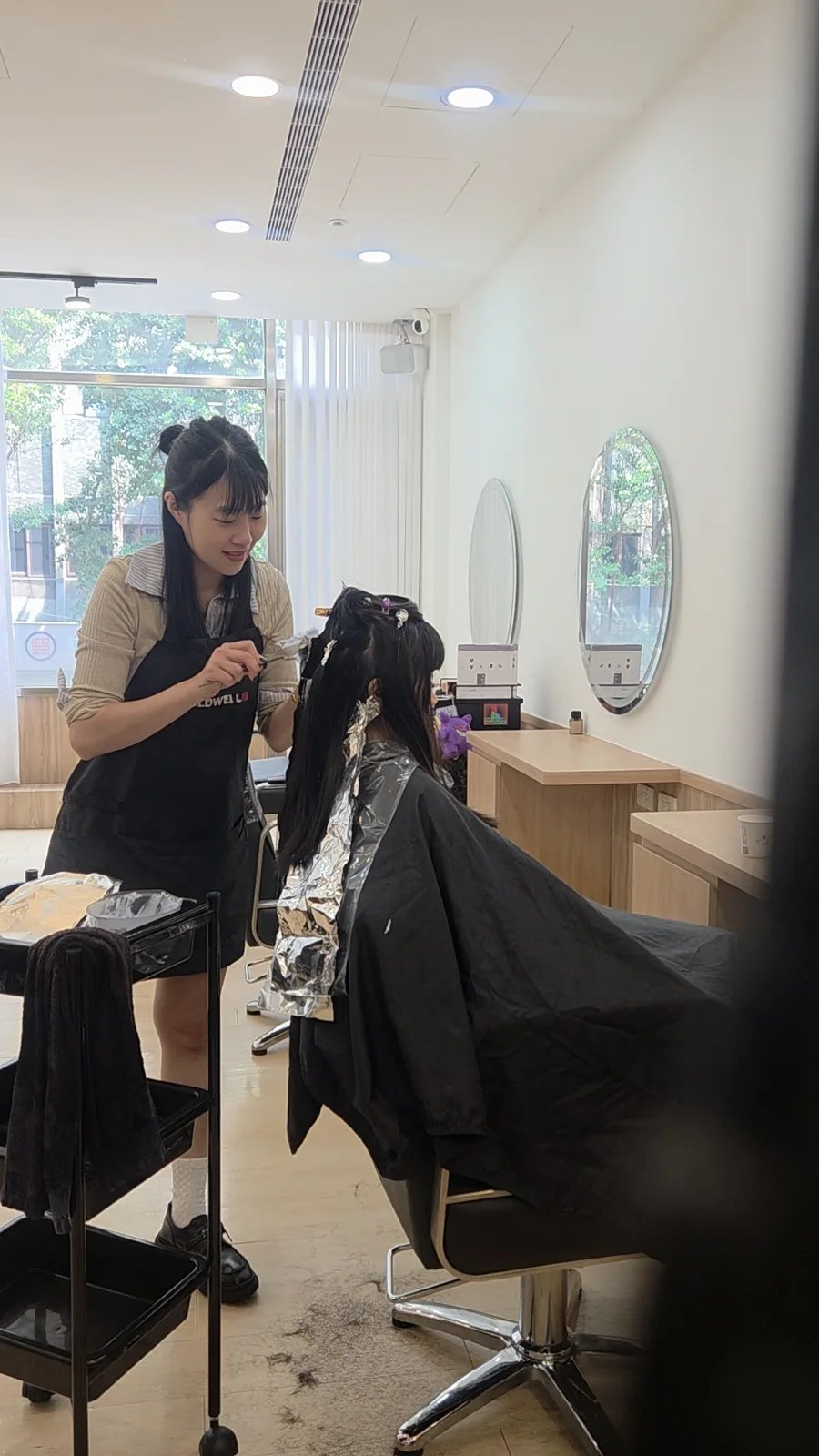 EASE店長JoJo替客人包錫箔挑染