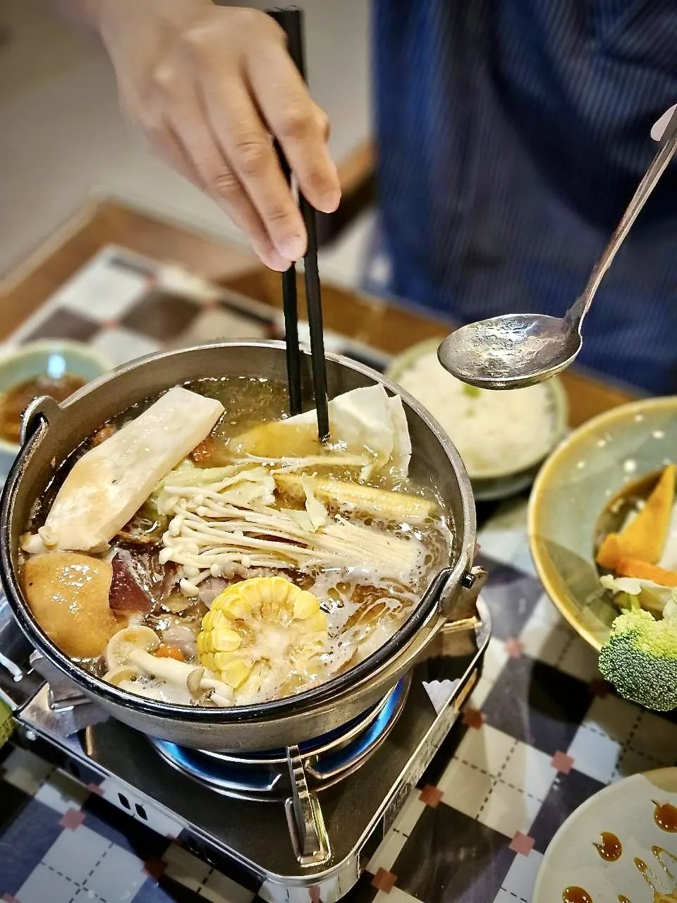 麻油雞鍋加入菜料煮滾