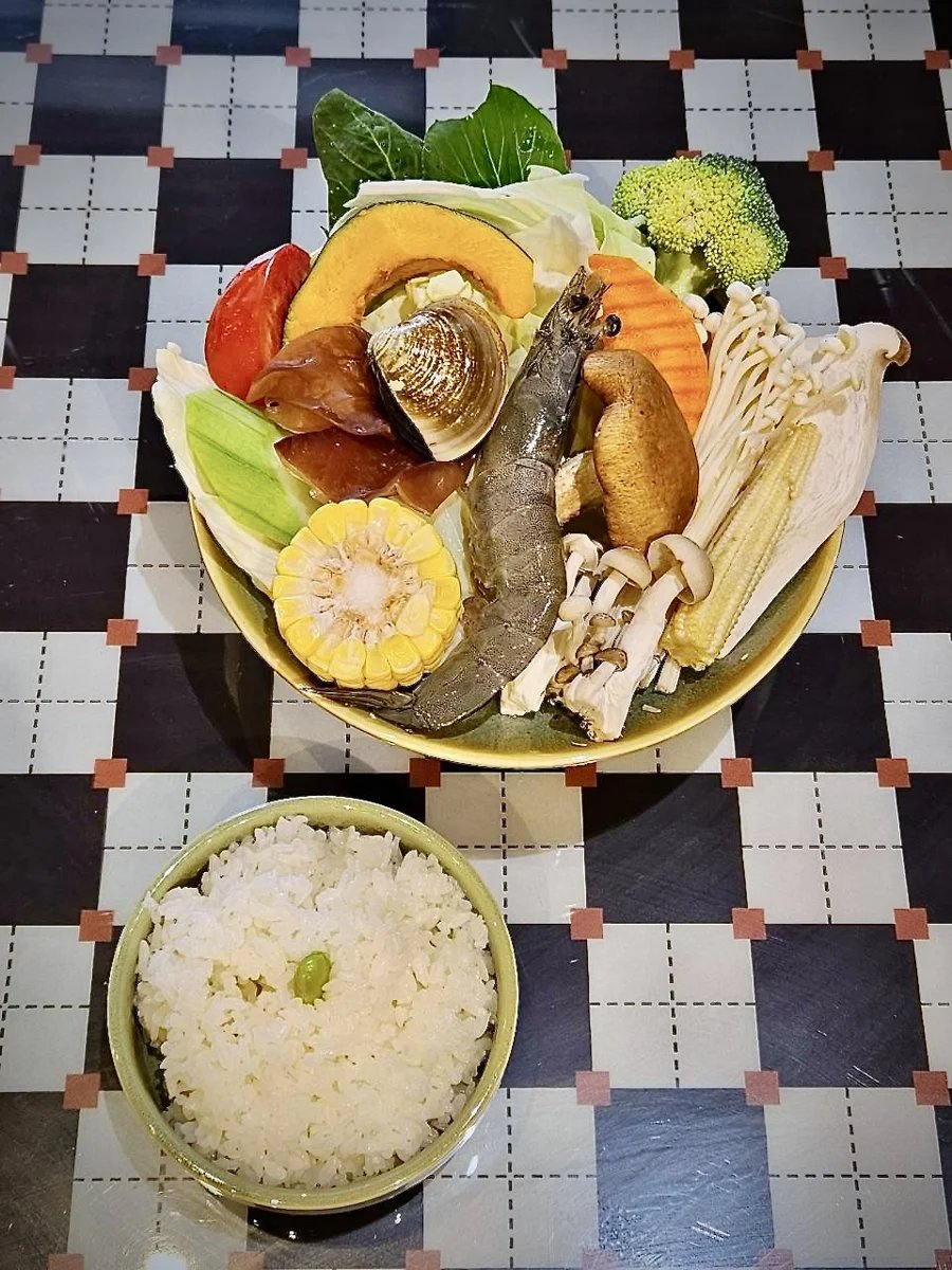 鍋物菜盤與白飯
